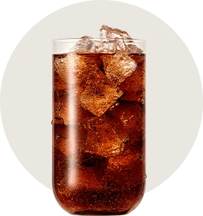 Szklanka Pepsi Mango Zero Cukru z lodem.