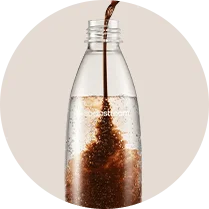 Do tritanowej butelki SodaStream nalewany jest syrop SodaStream o smaku Pepsi.